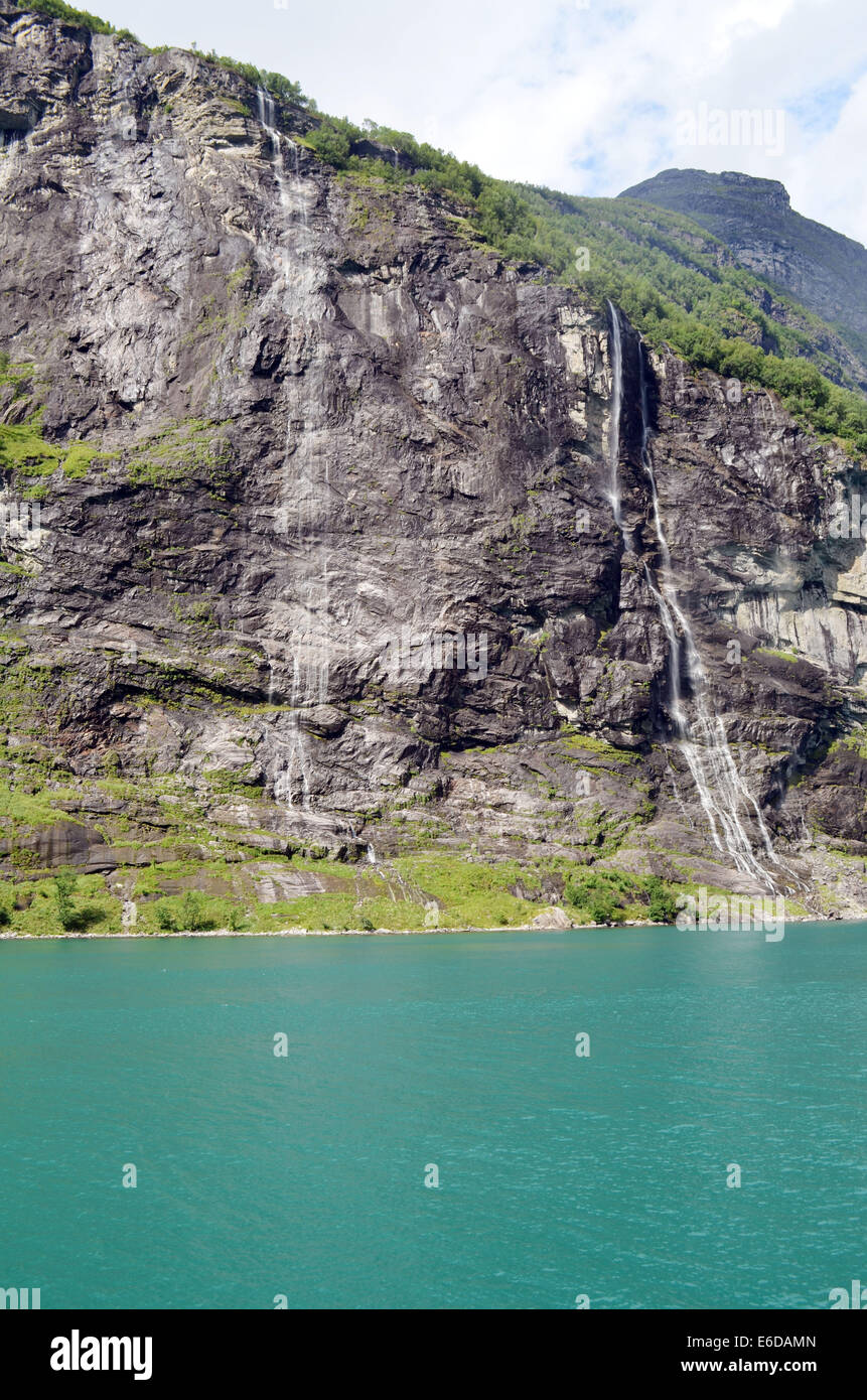 Geiranger Fjord in Südnorwegen ist einer der schönsten Fjorde. Die steilen Felsen direkt aus dem Wasser steigen. Stockfoto