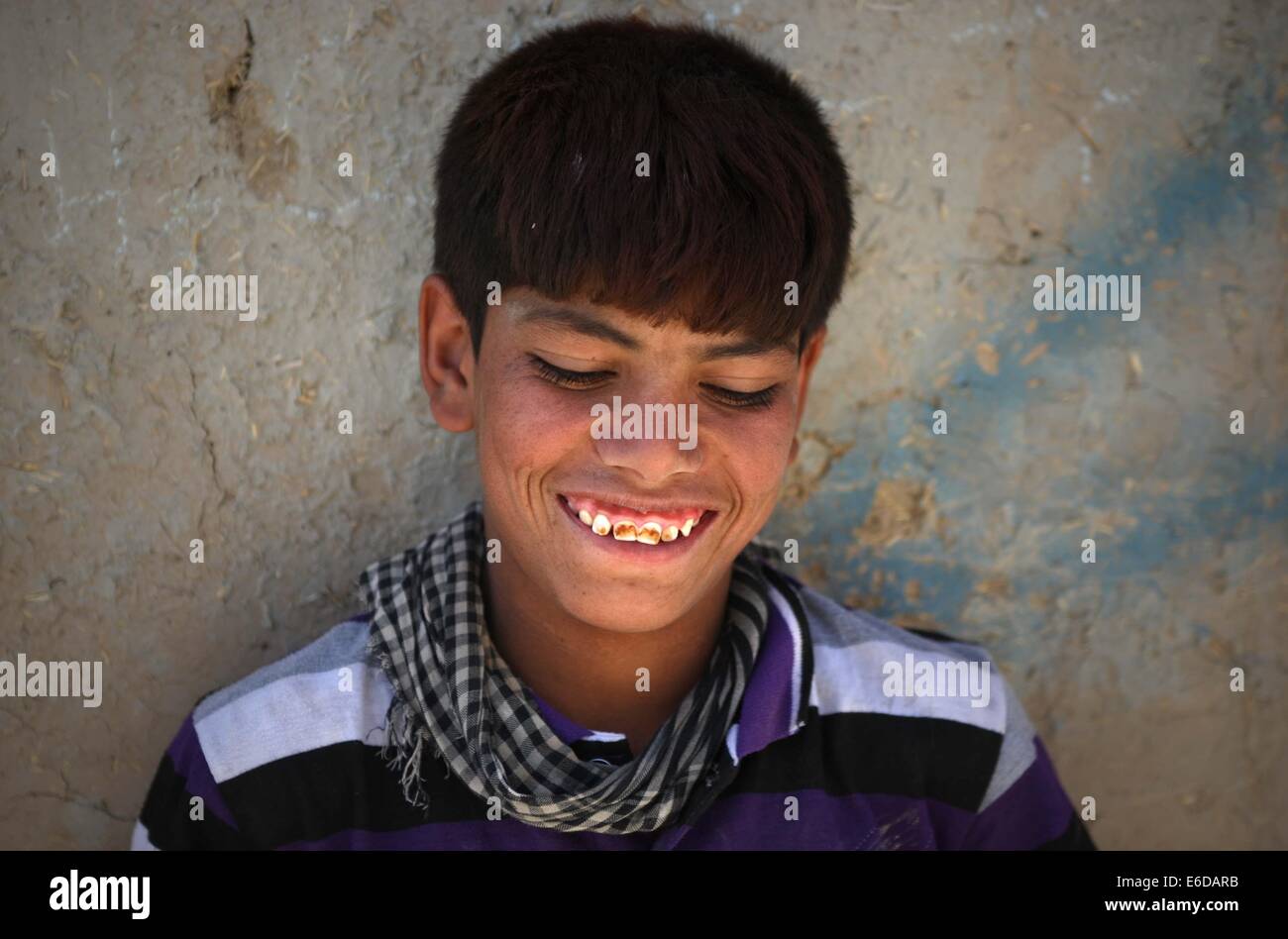 Kabul, Afghanistan. 21. August 2014. Ein afghanische Kind lächelt am 21. August 2014 vor einem Zelt in einem verschobenen Camp in Kabul, Afghanistan. Bildnachweis: Ahmad Massoud/Xinhua/Alamy Live-Nachrichten Stockfoto