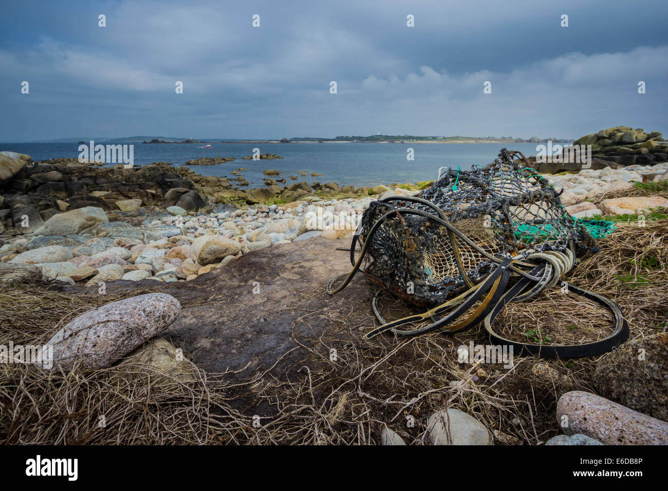 Ein alte Lobster Pot ist am Ufer des unbewohnten Insel Annet, auf die Isles of Scilly angespült. Stockfoto