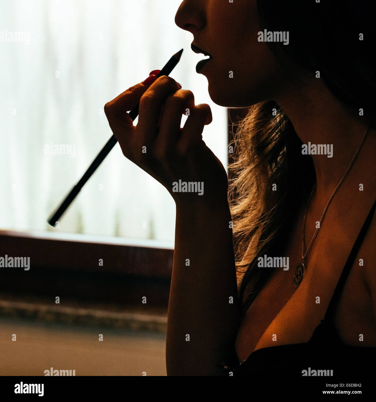 Schönes Mädchen ist ihr Make up erneuern. Schönheit Stockfoto