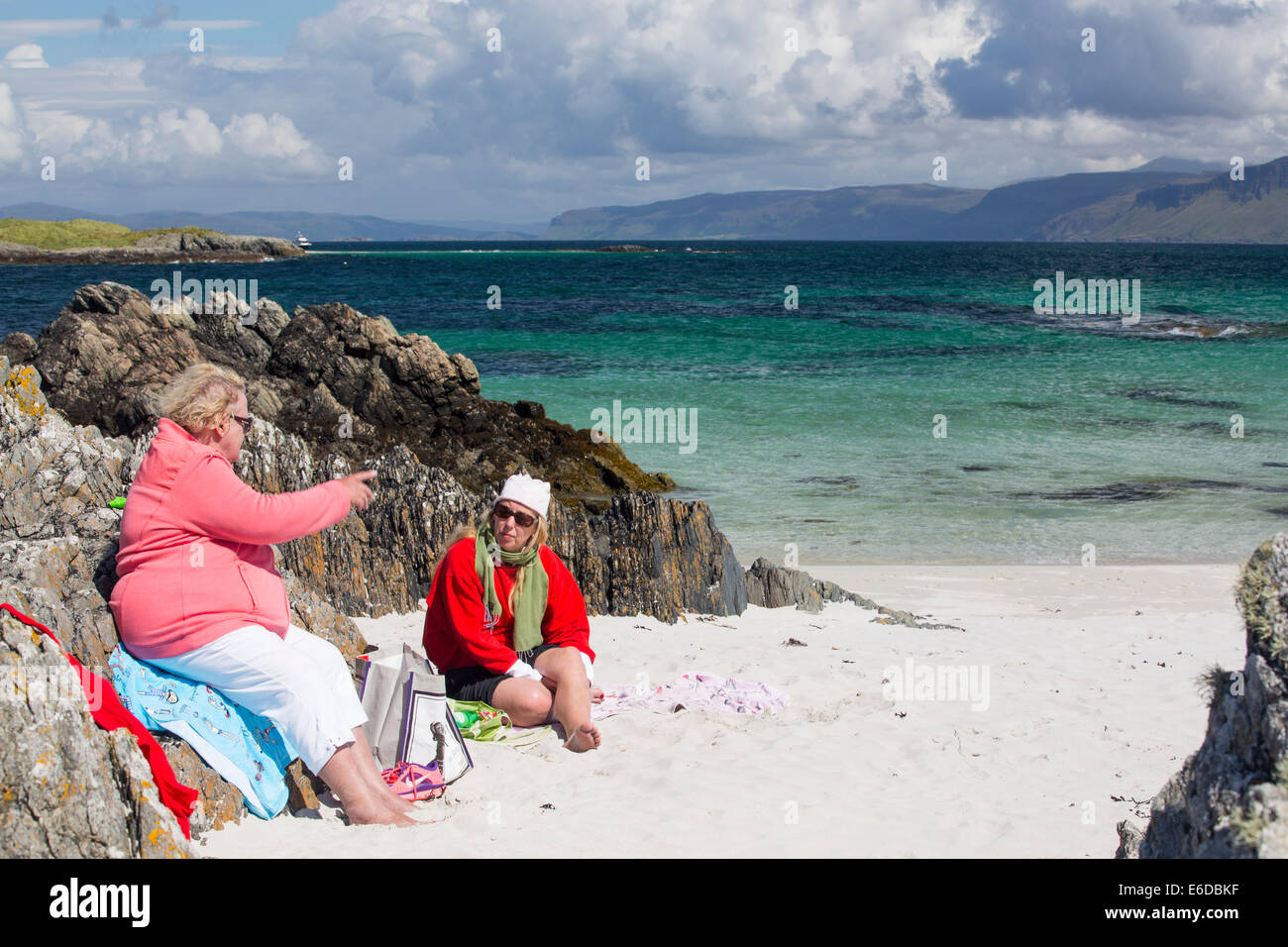Frauen auf einem weißen Sandstrand auf der nördlich von Iona, Schottland. Stockfoto