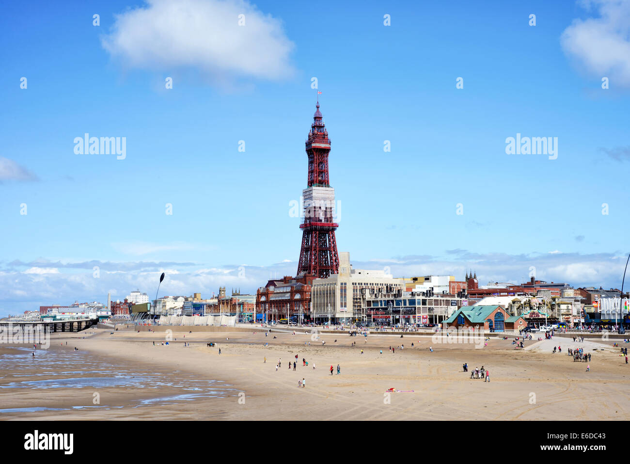 Blackpool Tower in Lancashire, England über den Strand von Central Pier gesehen Stockfoto