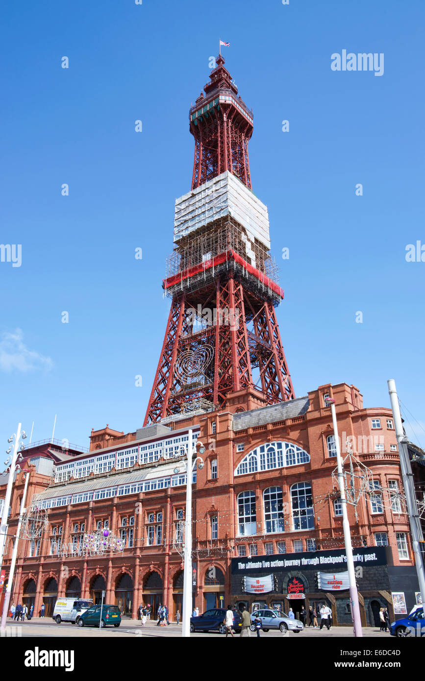 Blackpool Tower in Lancashire, England gesehen von der Promenade und mit Nachweis der Wartung Stockfoto