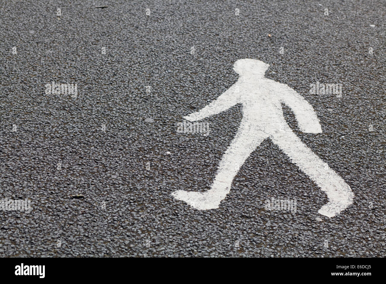 Straße Sicherheit Warnung lackiert Abbildung einer weißen Mann Kreuzung Straße Stockfoto