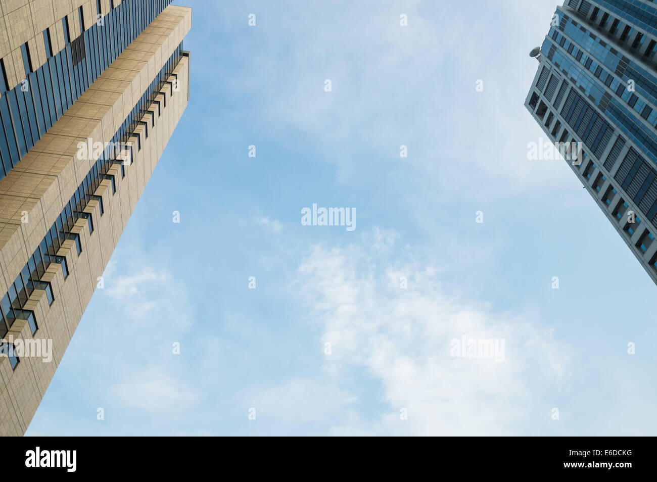 Teil zwei Bürogebäude und den blauen Himmel Stockfoto