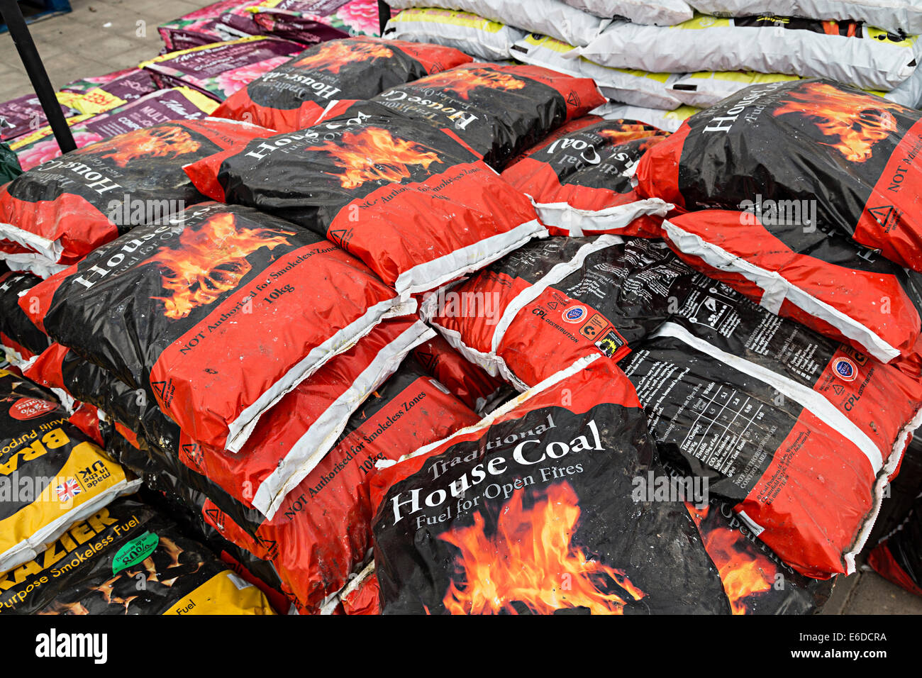 Taschen von Kohle zum Verkauf an Gartencenter, UK Stockfoto
