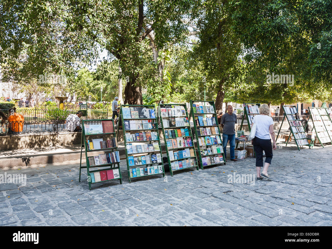 Bücher zum Verkauf in im Freien, offenen Luft Bücherstände in der Plaza De Armas, Havanna, Kuba Stockfoto