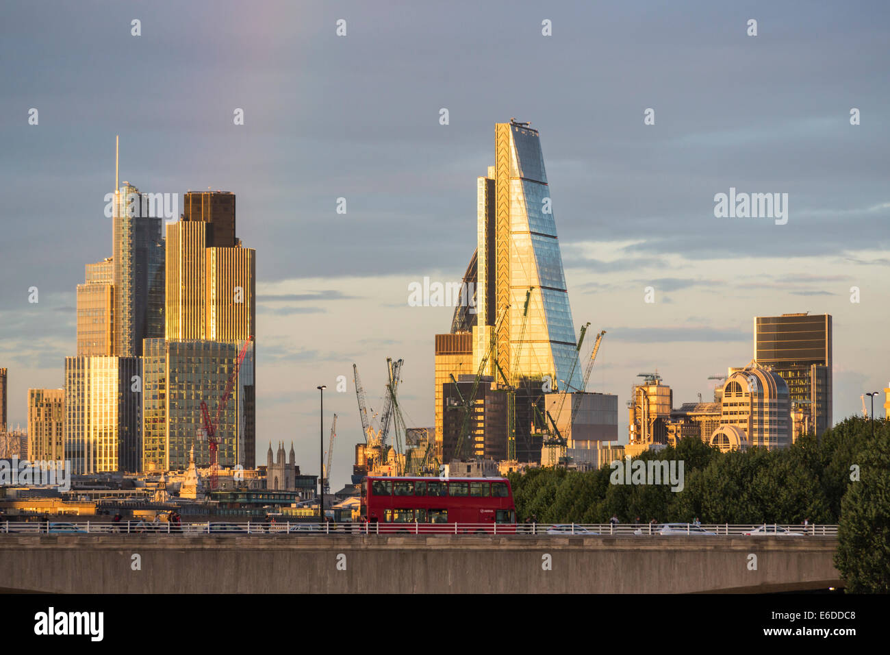 Abend-Skyline von London: London bus auf Waterloo Bridge, ikonischen modernen Gebäuden einschließlich der Heron-Tower, Tower 42, Cheesegrater Stockfoto