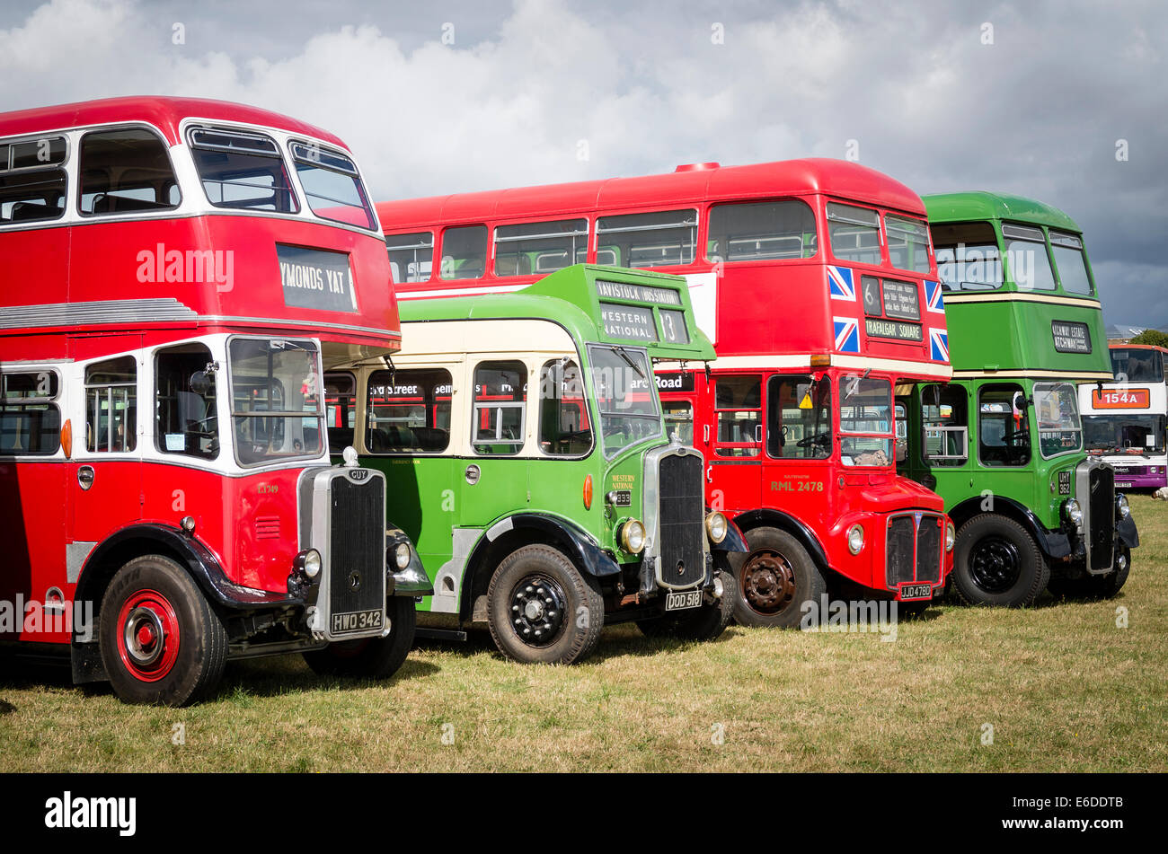 Alte Busse auf einer englischen Stockfoto