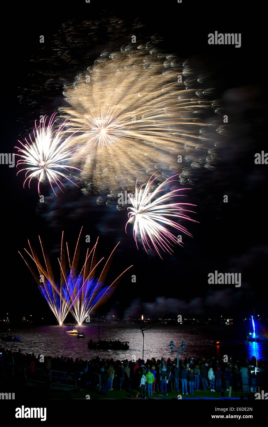 Besucher zusehen, wie Feuerwerk während der Steinhuder Meer in Flammen (Lake Steinhuder Meer in Flammen) Feuerwerk Festlichkeiten im sogenannten Steinhuder Meer (See Steinhude) in Steinhude, Deutschland, 16. August 2014 losgehen. Foto: Peter Steffen/dpa Stockfoto