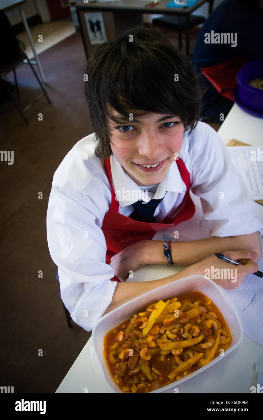 Junge mit Schale in Hauswirtschaft Kochkurs Stockfoto