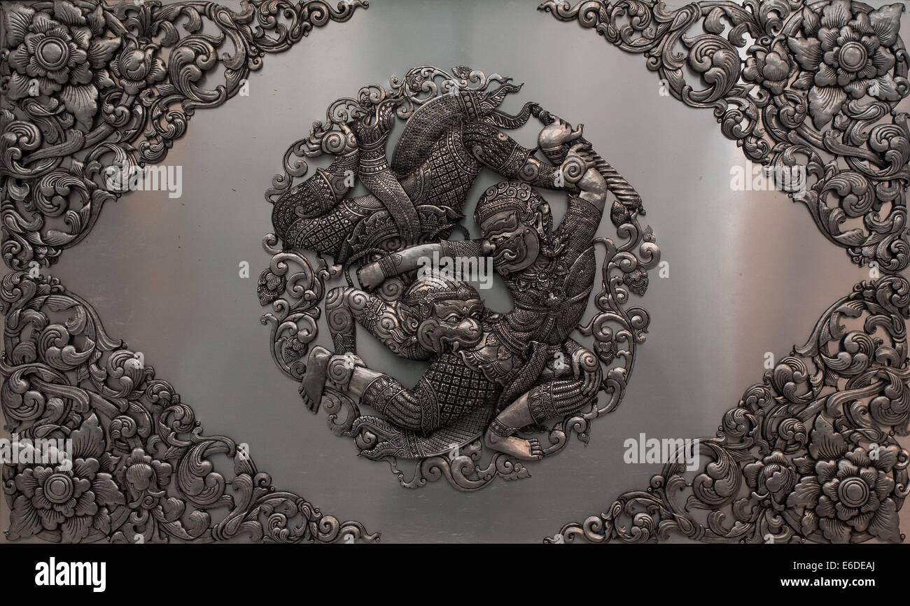 Metallrelief im Tempel Wat Muen Saen, Chiang Mai, Thailand. Stockfoto