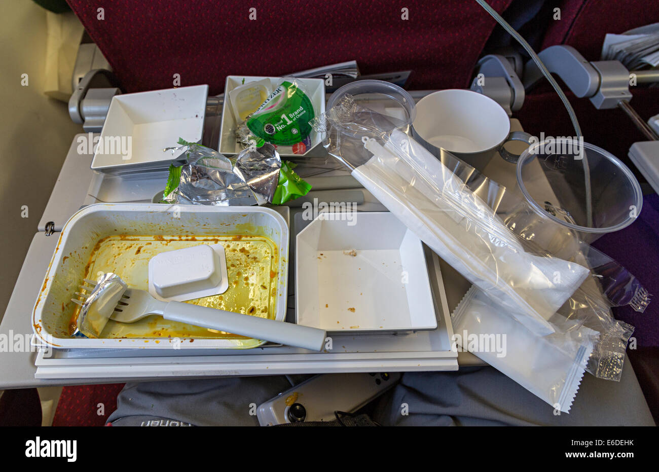 Verpackungsabfällen links nach Flugzeug Essen während des Fluges Miri nach London mit Malaysia Airlines Stockfoto