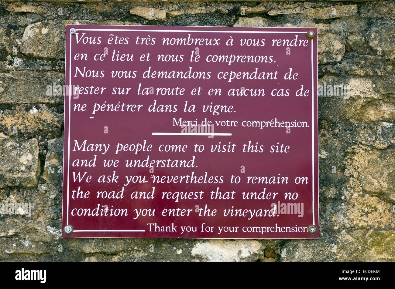 Ein Zeichen der Weinberg Mauer bei Romanée-Conti, die Fragen der Besucher nicht in den Weinberg Stockfoto