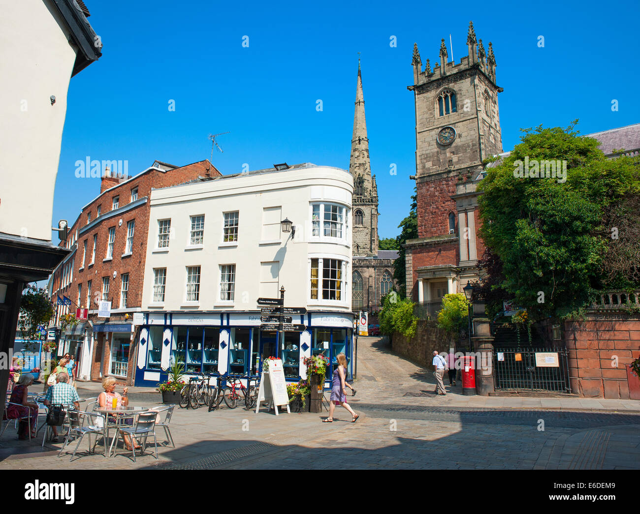 High Street in Shrewsbury, St. Julians und St Alkmund Kirchen im Sommer, Shropshire, England. Stockfoto