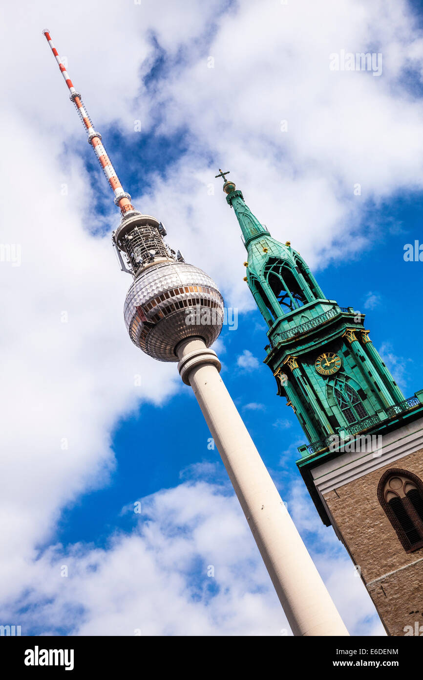 Der Fernsehturm oder Fernsehturm hinter der Marienkirche in Berlin, eine Gegenüberstellung von Religion und Wissenschaft. Stockfoto