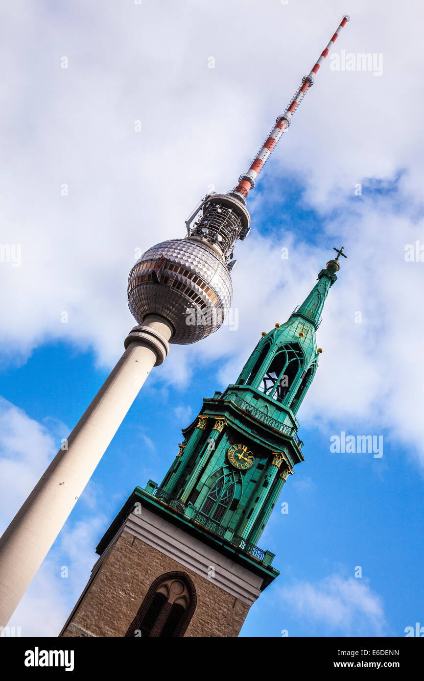Der Fernsehturm oder Fernsehturm und der Marienkirche in Berlin, eine Gegenüberstellung von Religion und Wissenschaft. Stockfoto