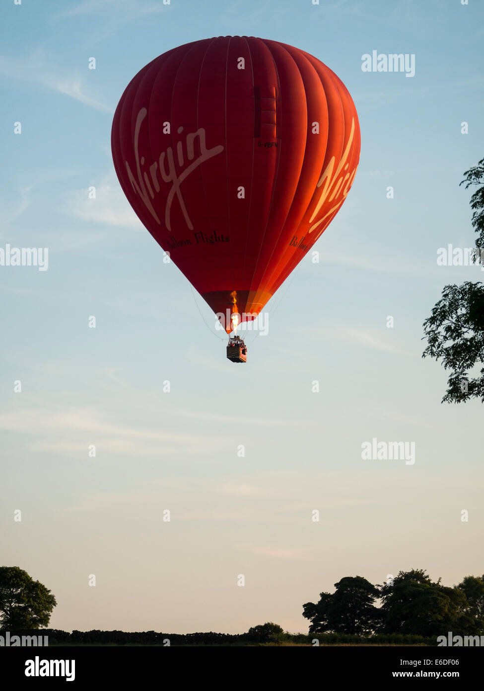 Ein Ballon Passagiere hereinkommt, landen über Felder in der Abenddämmerung, Derbyshire, UK Stockfoto