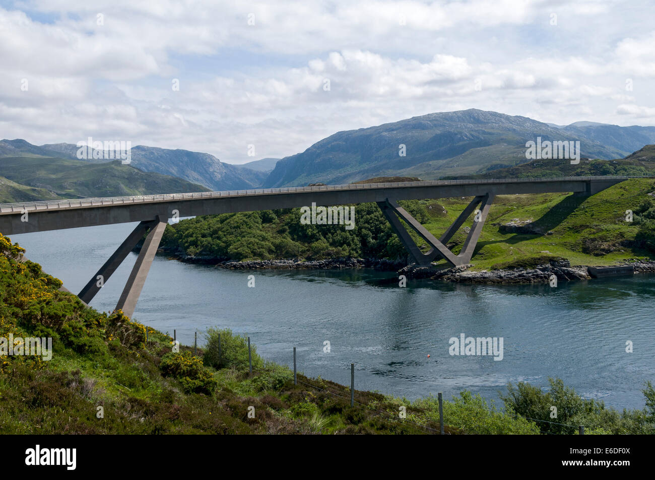 Die Kylesku Brücke über Loch ein "Chàirn Bhàin, Sutherland, Schottland, UK Stockfoto