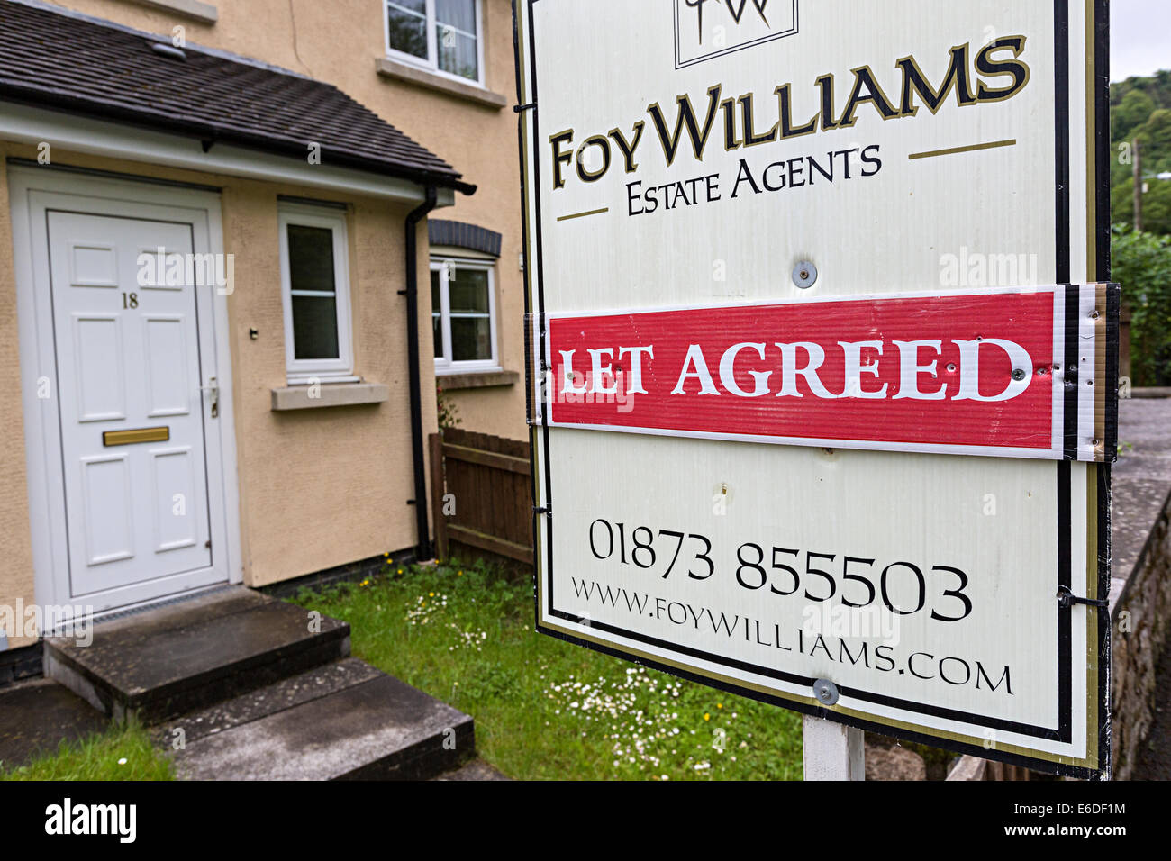 Lassen Sie vereinbarte Zeichen auf Immobilienmakler Ankündigung, Wales, UK Stockfoto