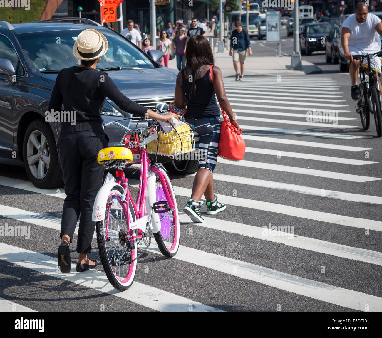 Eine Frauen-Spaziergänge über Atlantic Avenue in Downtown Brooklyn in New York mit ihrem brandneuen Schwinn Fahrrad Stockfoto