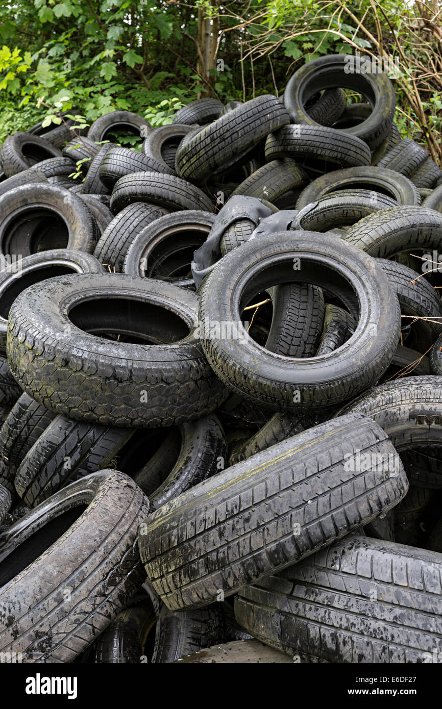 Auto Reifen fliegen gekippt gedumpten in Clydach Schlucht, Wales, Großbritannien Stockfoto