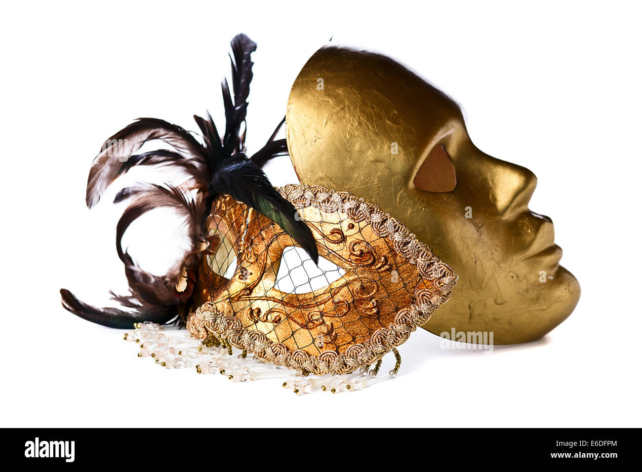 Goldene venezianische Masken isoliert auf weißem Hintergrund Stockfoto