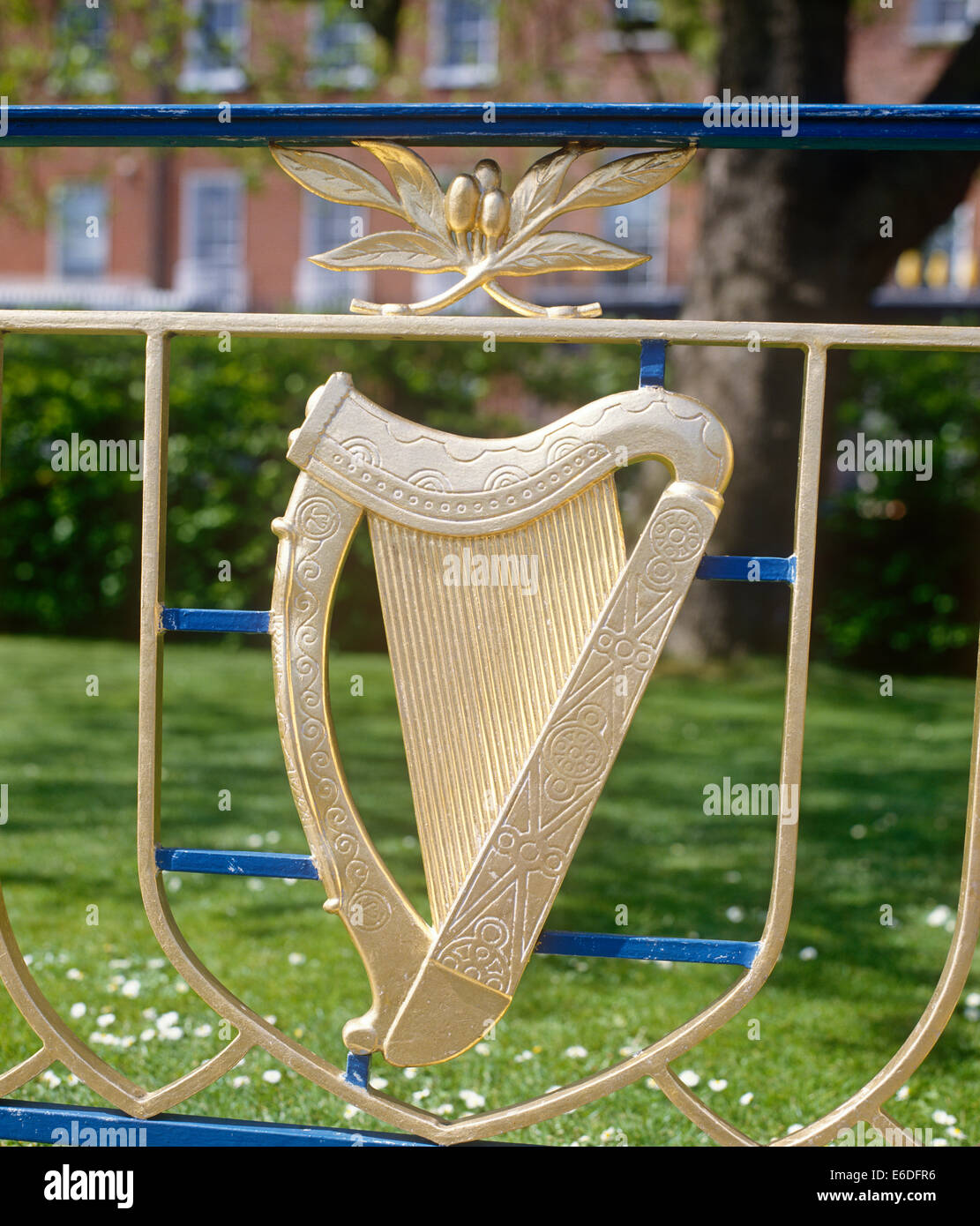 Harfe auf Geländer Memorial Gardens Dublin Irland Stockfoto
