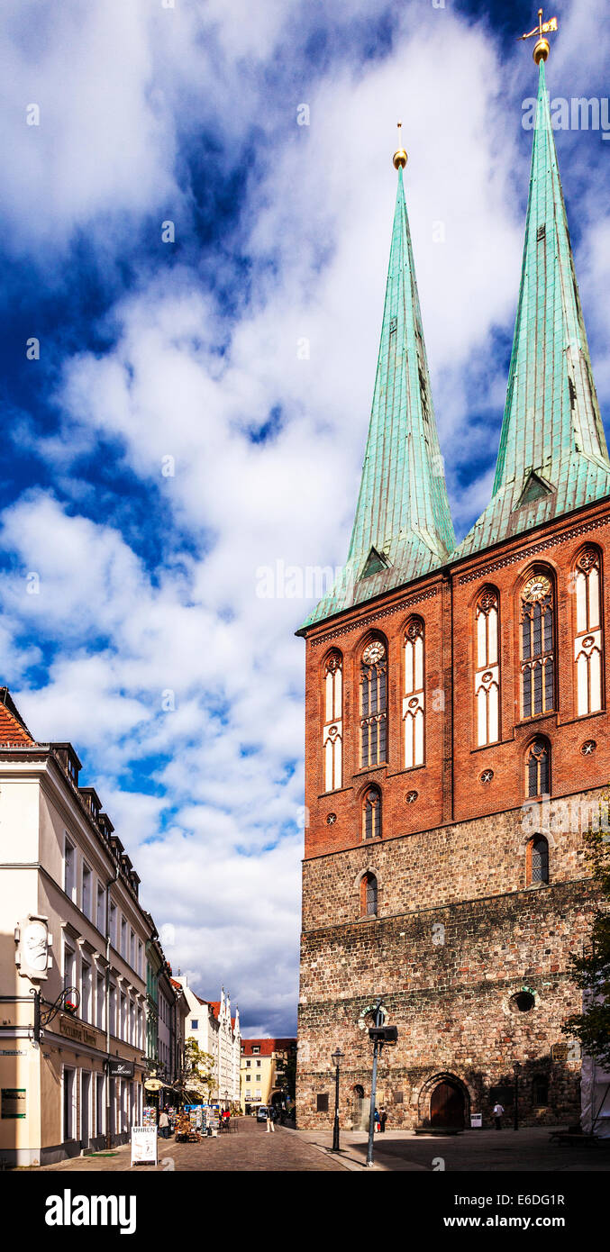 Zwei Türme der Nikolaikirche, St. Nicholas' Church, die älteste Kirche in Berlin in das Nikolaiviertel. Stockfoto