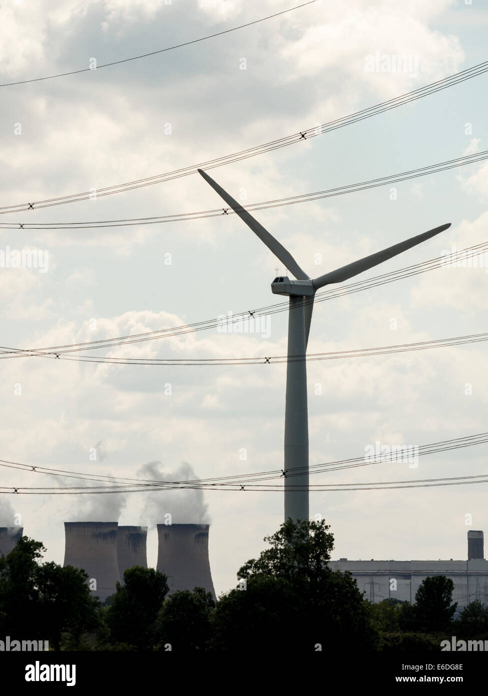 Wind trieb stromerzeugende Turbinen in der Nähe von Kraftwerk Drax Kühltürme, Selby, Yorkshire, Großbritannien Stockfoto