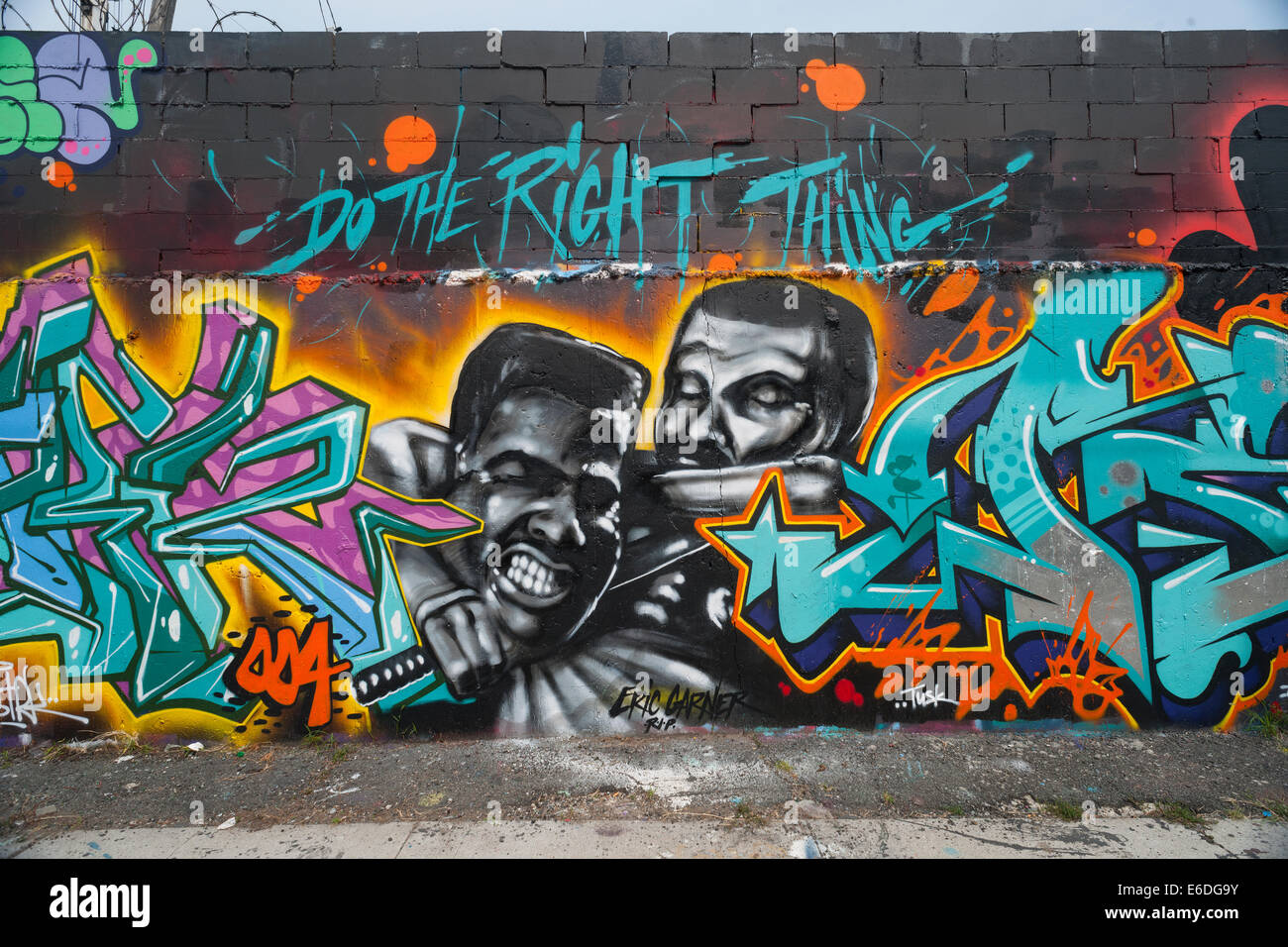 Ein Wandgemälde, das an Eric Garner erinnert, der in Staten Island, im Stadtteil Bushwick in Brooklyn, starb, als er Widerstand gegen eine Festnahme leistete Stockfoto