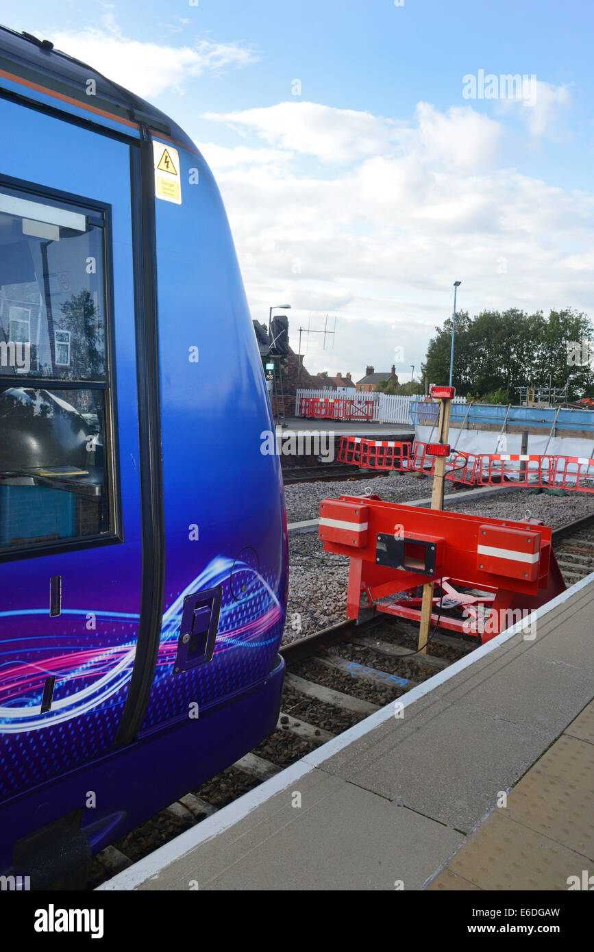 Trans-Pennine 107-Klasse trainieren durch Puffer bei Selby Railway Station Yorkshire Vereinigtes Königreich Stockfoto