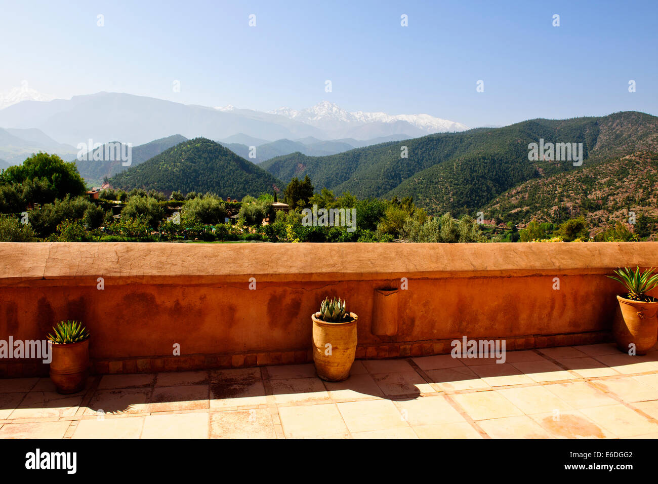 Ourika Tal & Kasbah Hotel, kühle Bergluft, fruchtbaren grüne Tälern mit Schnee bedeckt, hoher Atlas-Gebirge, Dörfer, Marokko Stockfoto