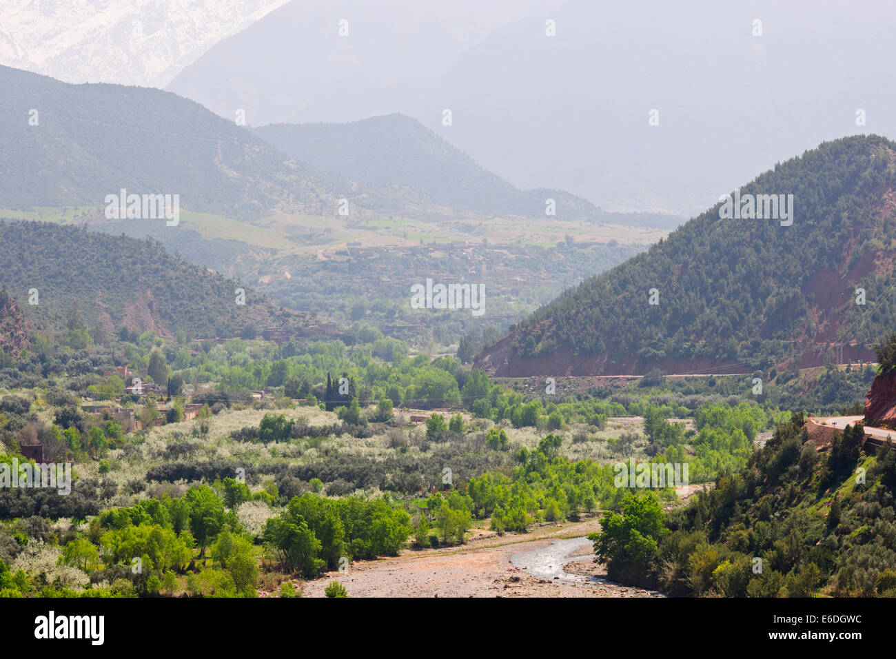 Ourika Tal & Kasbah Hotel, kühle Bergluft, fruchtbaren grüne Tälern mit Schnee bedeckt, hoher Atlas-Gebirge, Dörfer, Marokko Stockfoto