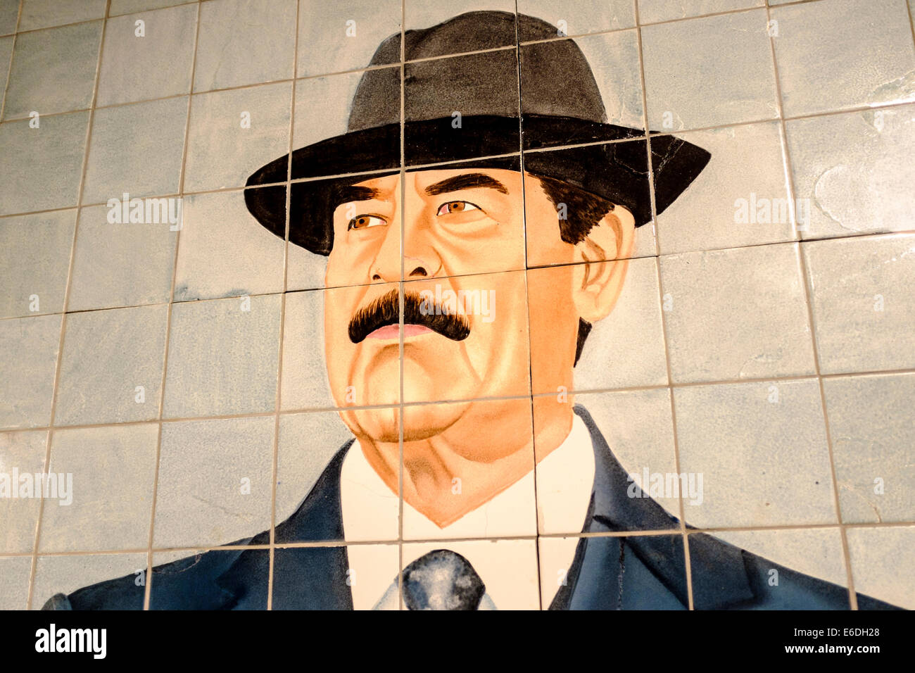 Fliesen Sie-Mosaik von Saddam Hussein auf dem Display an das Imperial War Museum, London, UK Stockfoto