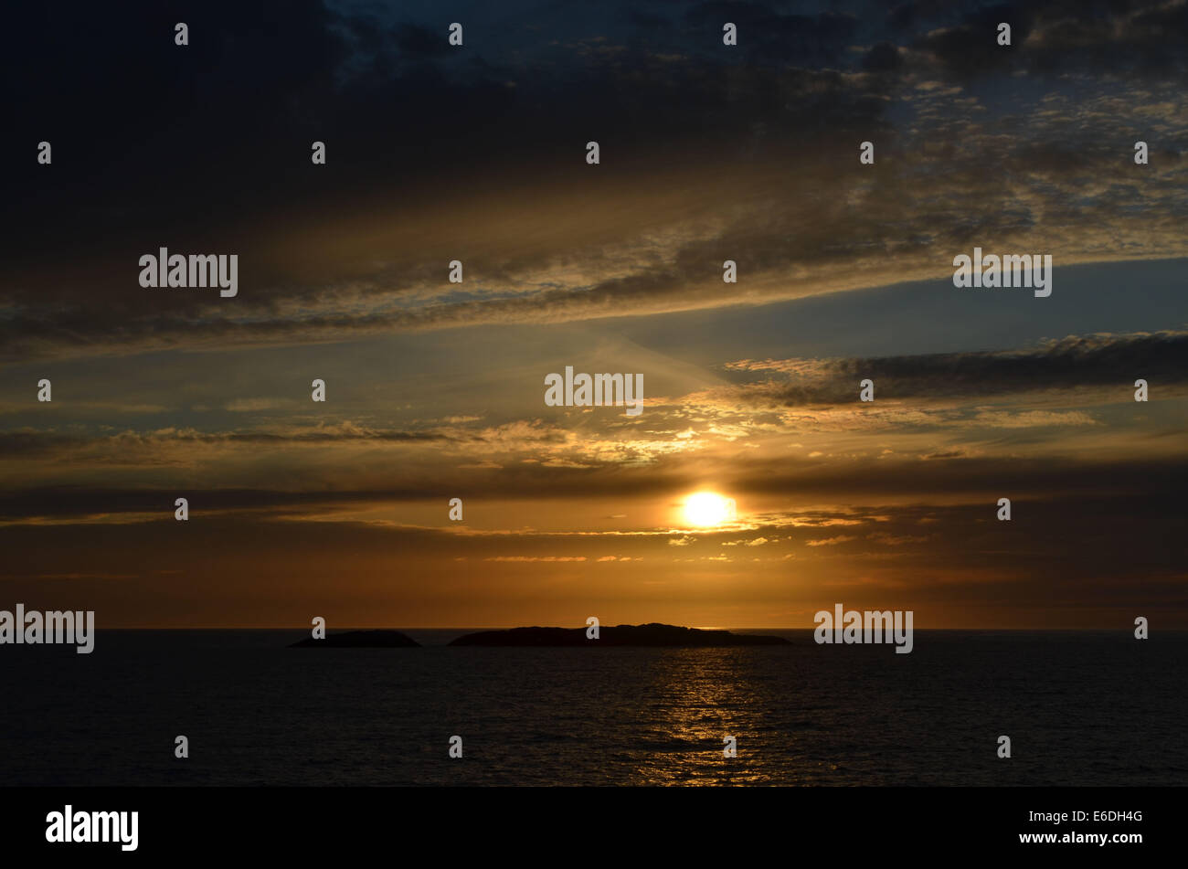 Das Land von der Mitternacht Sonne nördlich von des Polarkreises, wo im Hochsommer die Sonne nie untergeht, Remaning über die Horizont-24 Stunden Stockfoto