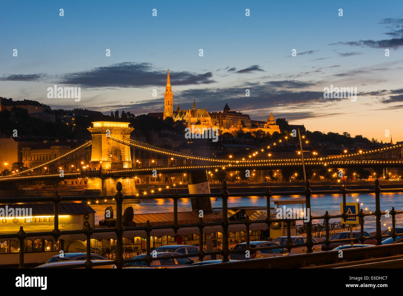 Ansicht der Fischerbastei mit Kettenbrücke und Straßenbahn Budapest Stockfoto