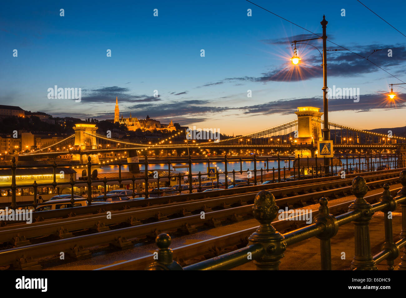 Ansicht der Fischerbastei mit Kettenbrücke und Straßenbahn Budapest Stockfoto