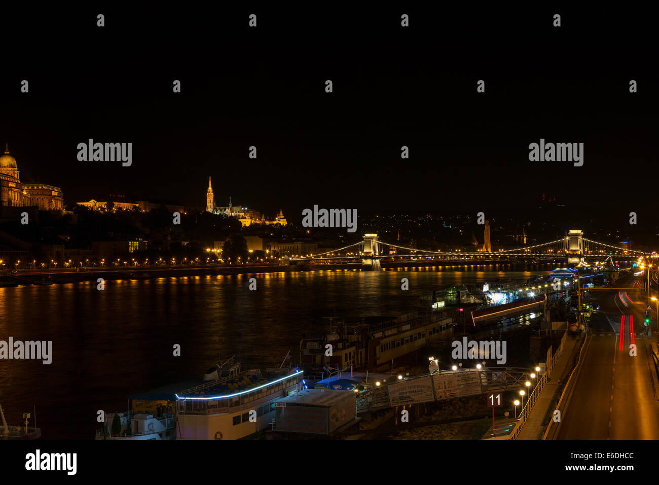 Blick auf den Fluss Donau in Budapest mit Kettenbrücke und Fishermans Bastion Stockfoto