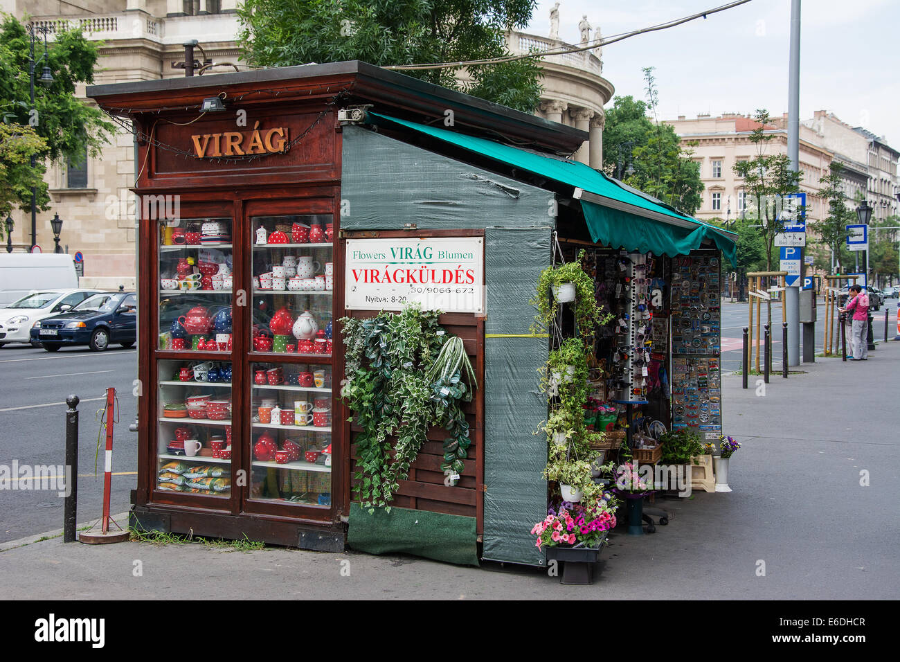 Straßenverkäufer Kiosk in Budapest verkaufen Blumen und souvenirs Stockfoto