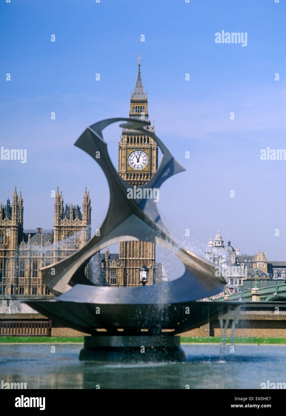 Naum Gabos Brunnen Big Ben St. Thomas Hospital London uk Stockfoto