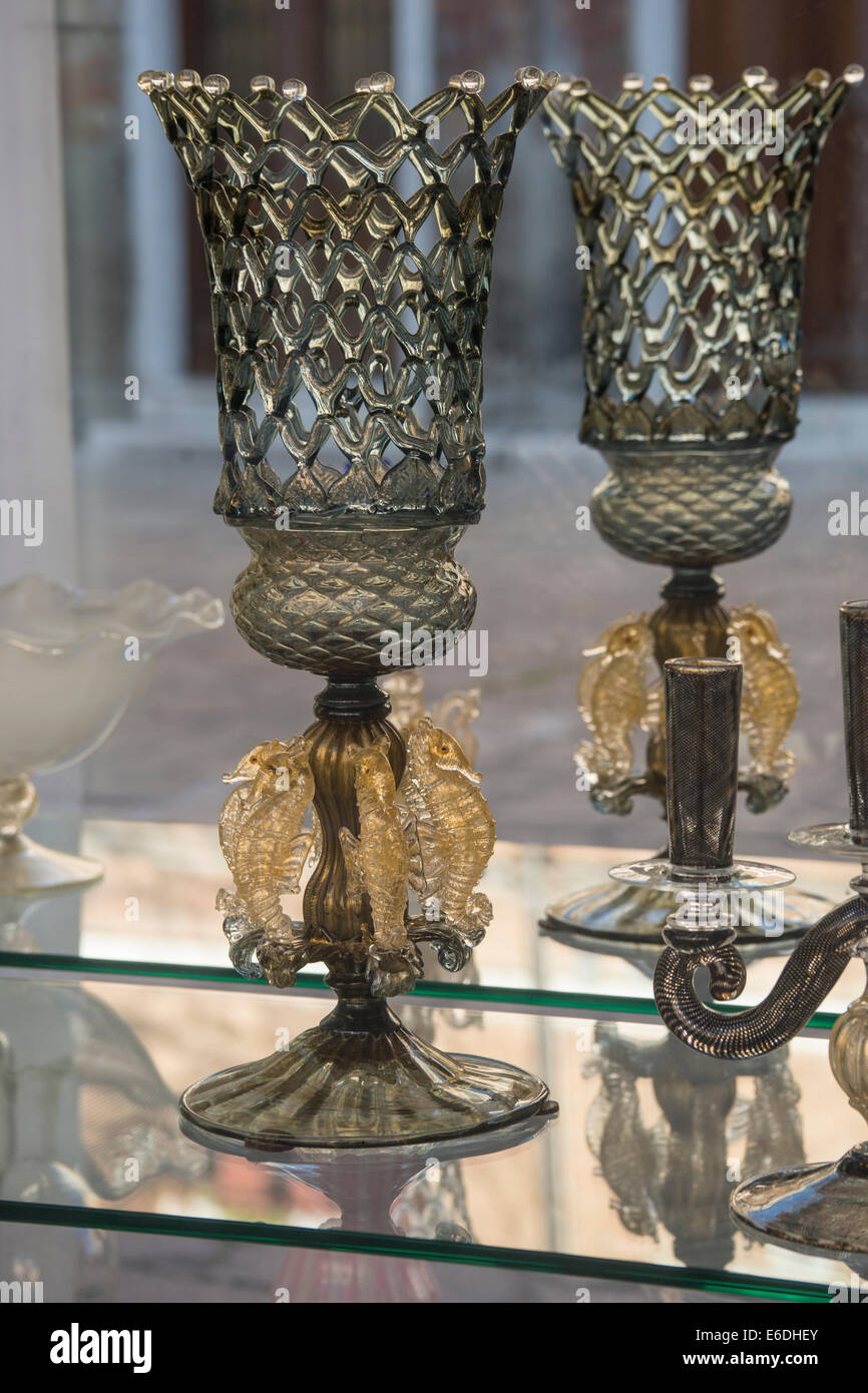 Fein geblasen venezianischem Glas Becher in einem Geschäft auf der Insel  Murano in der venezianischen Lagune Stockfotografie - Alamy