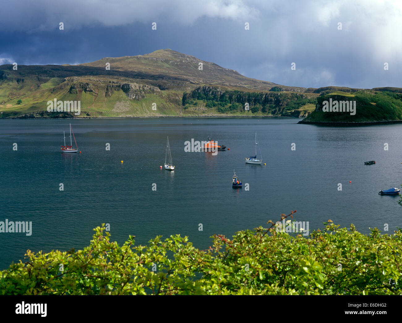 Boote auf Portree Bay Isle of Skye Schottland, Vereinigtes Königreich Stockfoto