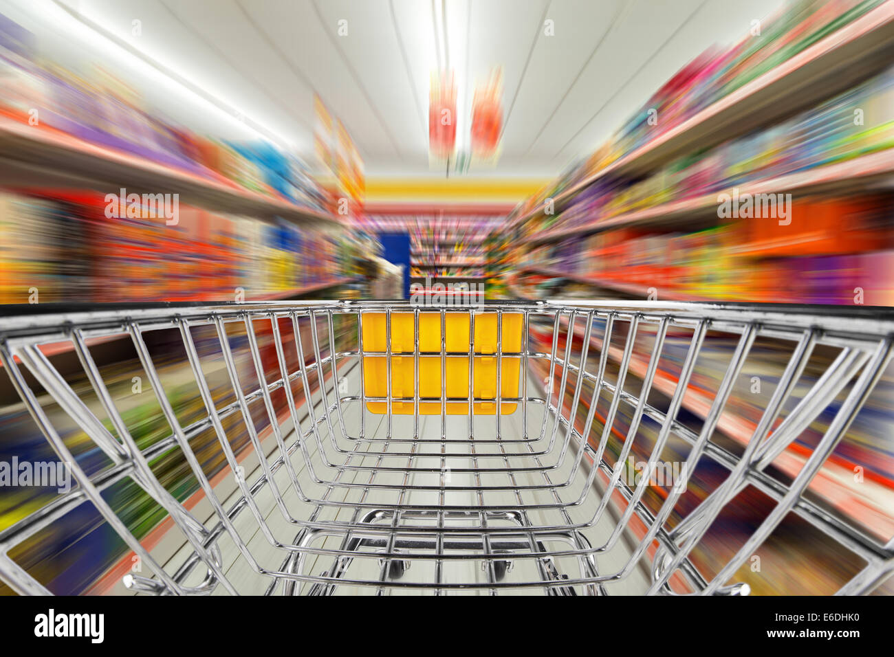 schnelle Einkaufswagen im Supermarkt Stockfoto