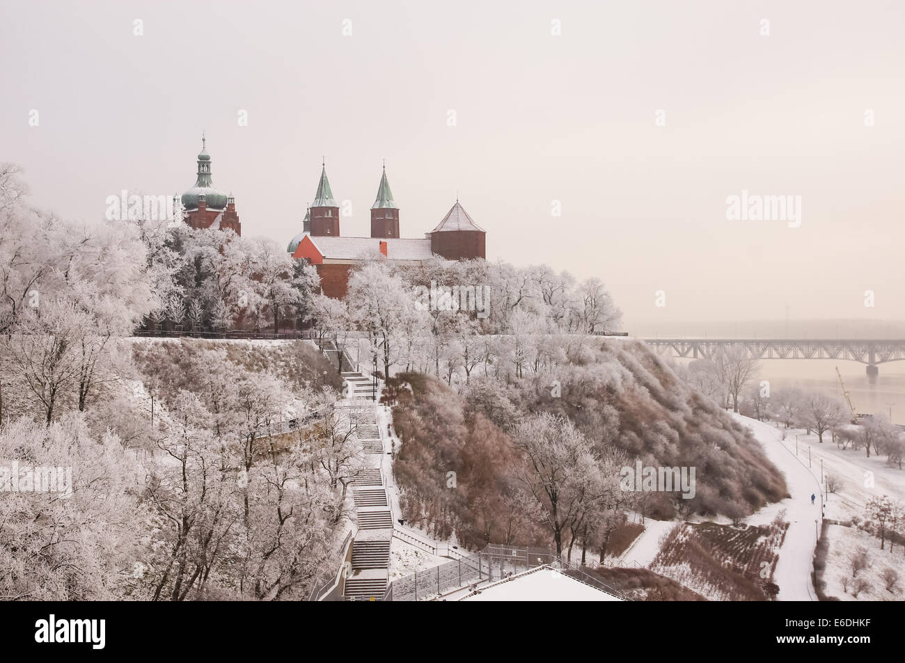 Winterlandschaft in Plock in Polen. Plock Schloss und Kathedrale auf dem Tum-Hügel. Stockfoto