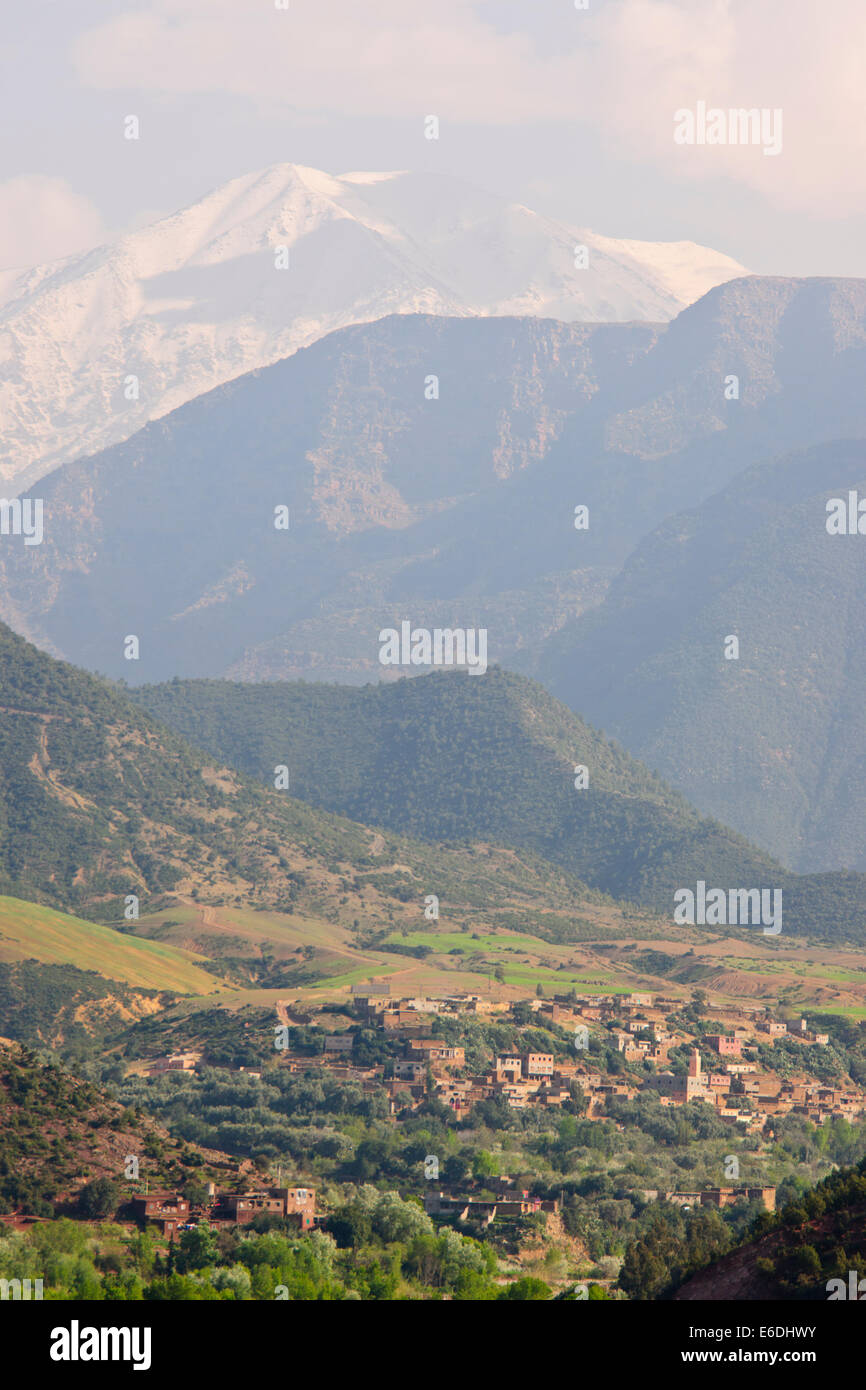 Ourika Tal & Kasbah Hotel, kühle Bergluft, fruchtbaren grüne Tälern mit Schnee bedeckt, hoher Atlas-Gebirge, Dörfer, Marokko Stockfoto