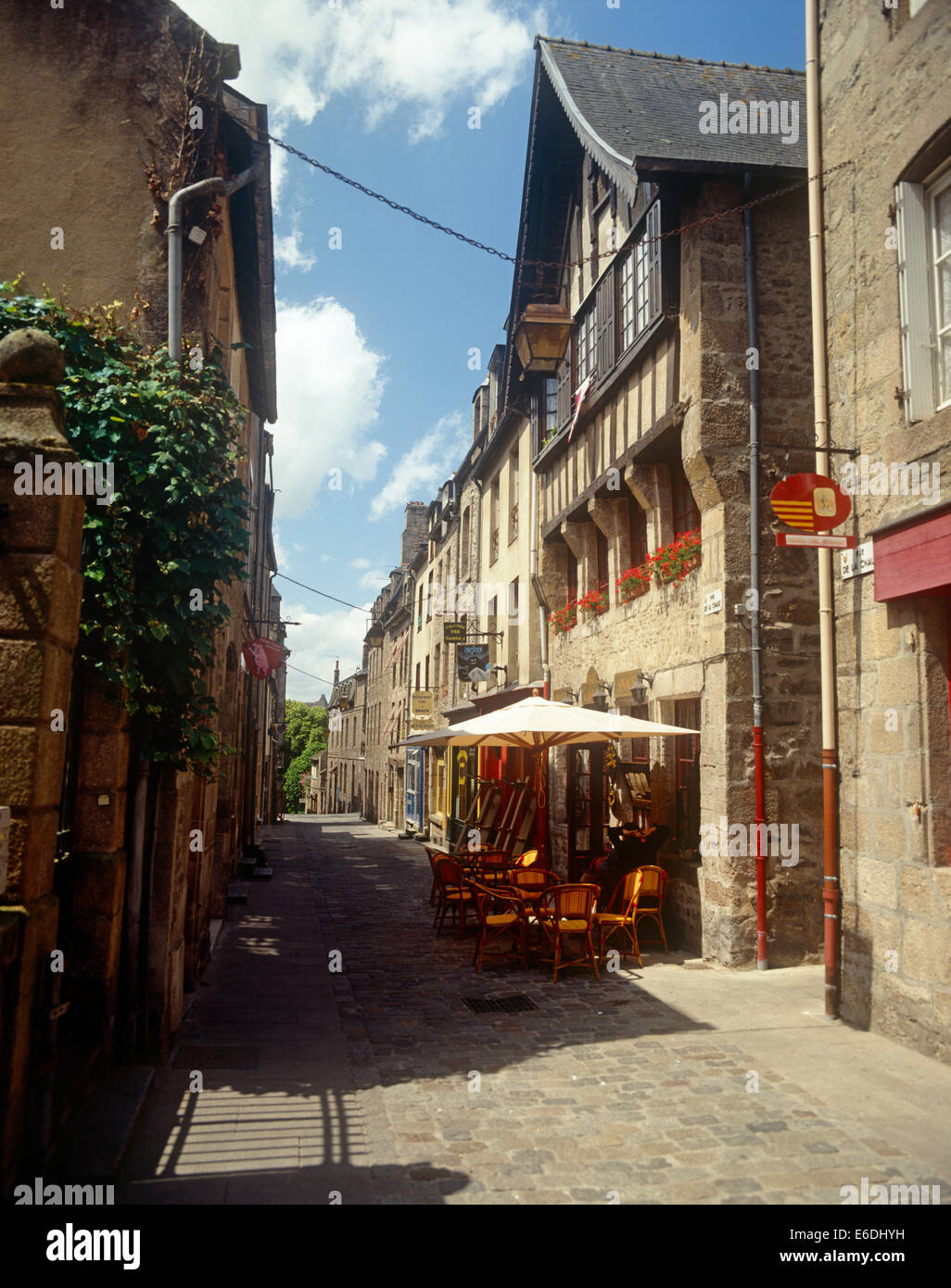 Französisch Straßenszene in Rue du Jerzual Dinan Stockfoto