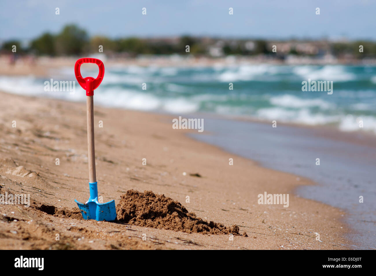 Spielzeug Schaufel am Strand-Loch in den sand Stockfoto