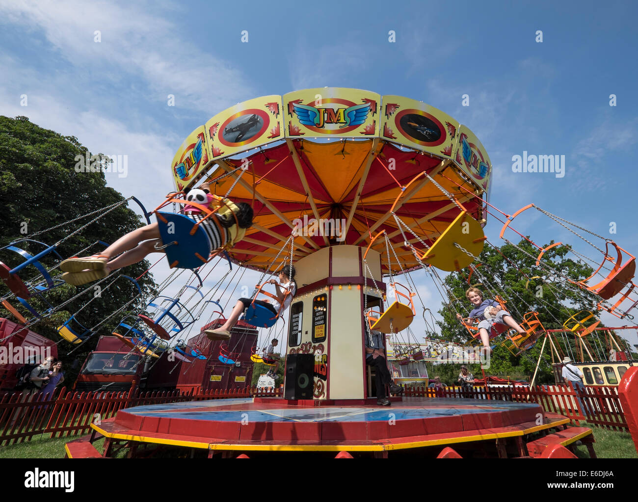 Kinder Kreisverkehr fliegenden Stühle Jahrmarkt am Turnierplatz für Cambridgeshire Steam Rally und Country Fair England Stockfoto