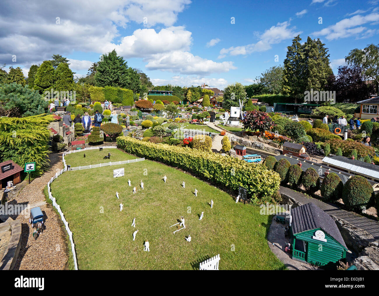 Kricketboden und Spieler am Beconscot Modell & Dorfbahn Beaconsfield England Stockfoto